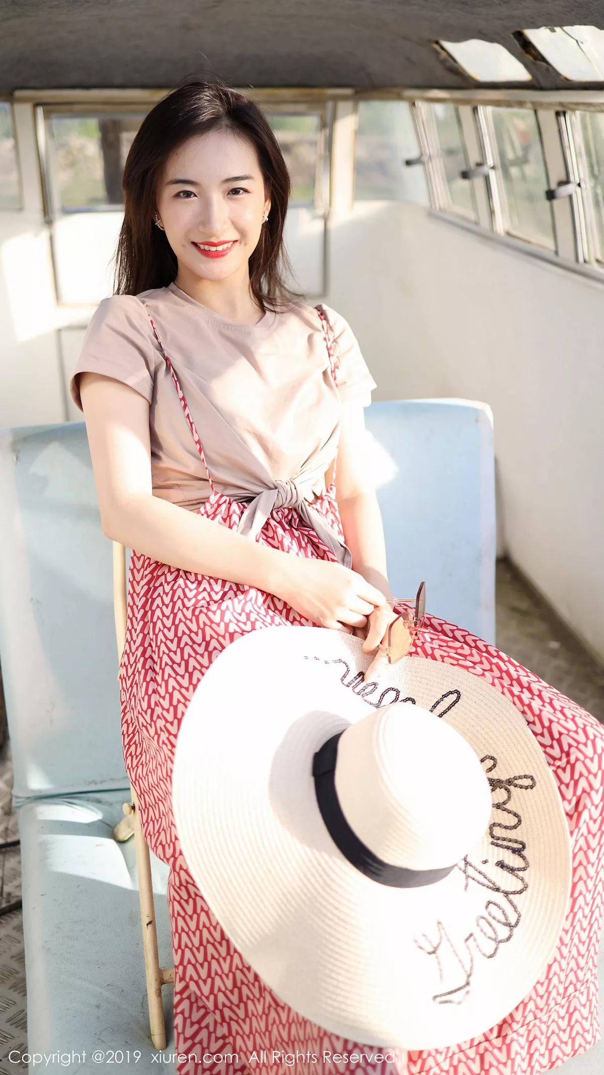 秀人集.com_[XiuRen秀人网]No.1718_嫩模艺儿拿铁室外帽子美少女清新甜美风靓丽迷人写真63P