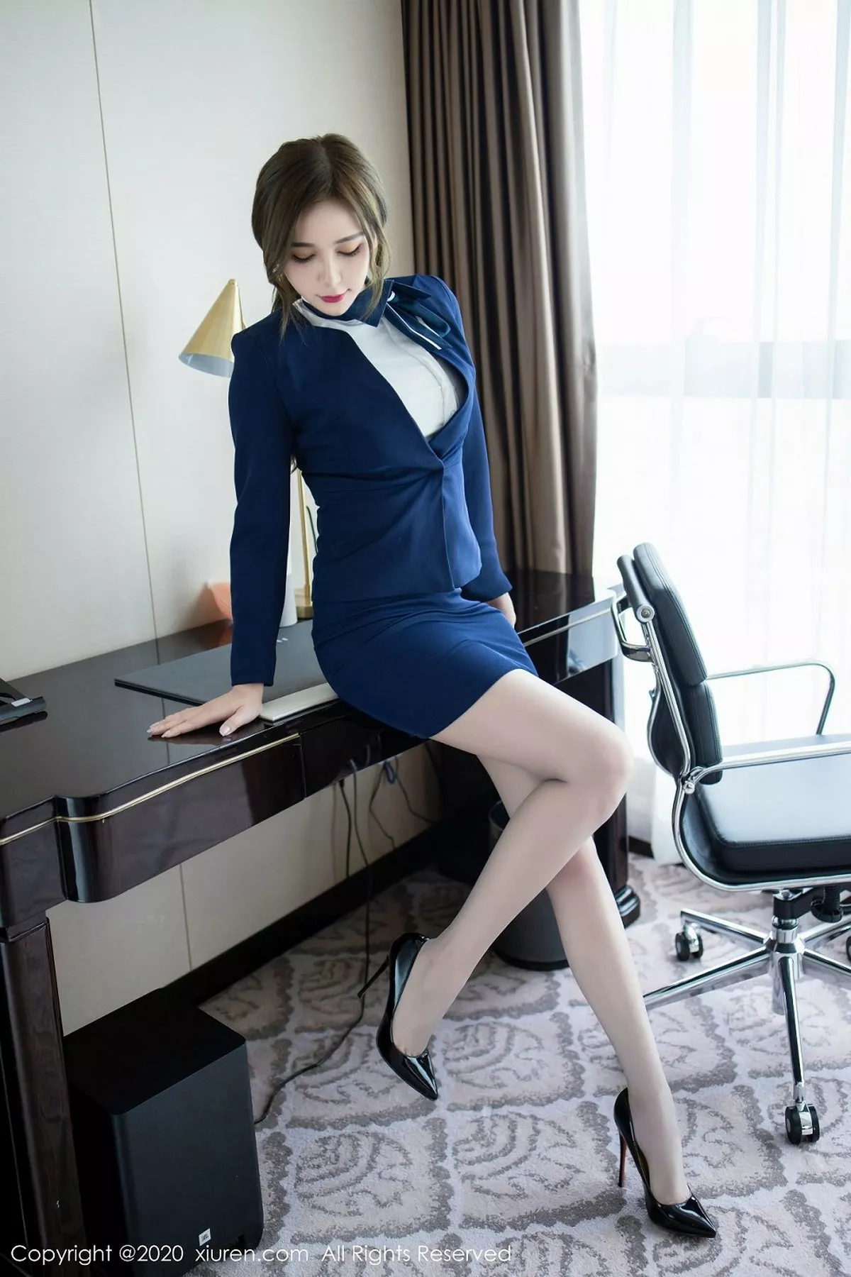 秀人集.com_[XiuRen秀人网]No.2221_女神Lavinia肉肉经典职场制服半脱露精致镂空内衣完美诱惑写真51P