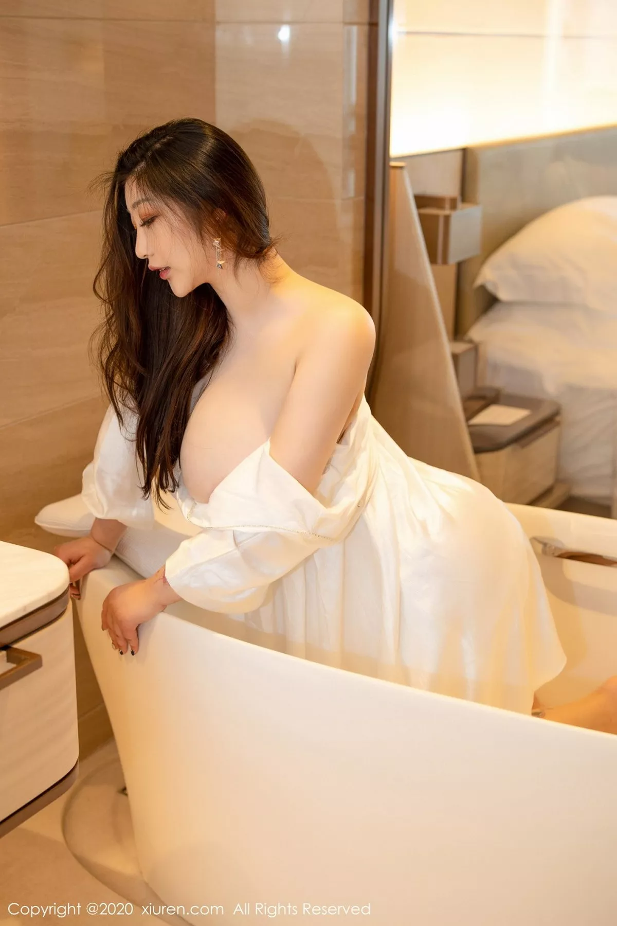 秀人集.com_[XiuRen秀人网]No.2663_女神妲己_Toxic西双版纳旅拍浴室白色睡衣配肉丝裤袜诱惑写真50P