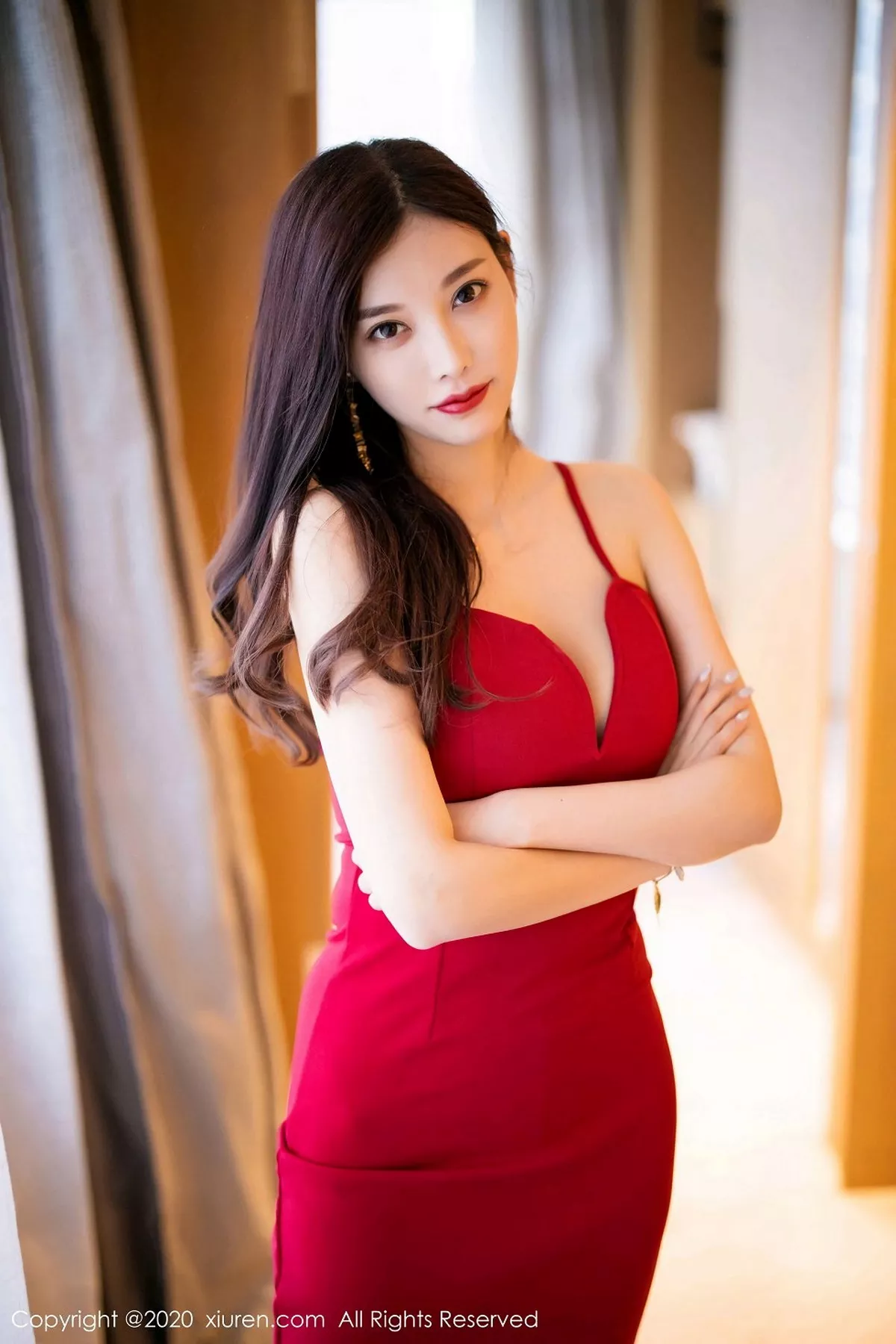 秀人集.com_[XiuRen秀人网]No.2800_女神杨晨晨sugar猩红吊裙配无内黑丝裤袜秀翘臀美腿撩人诱惑写真62P